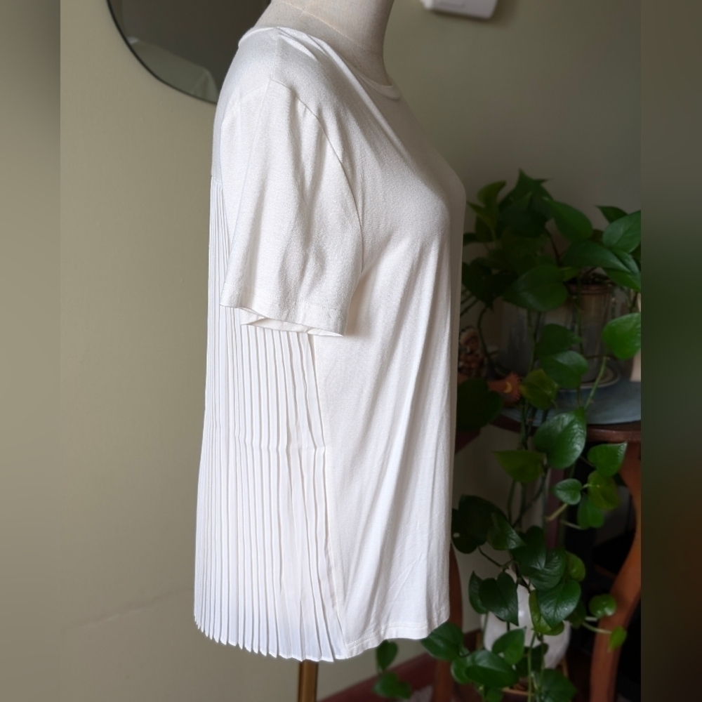 August Silk Women's Size Small White Short Sleeve Pleated Back Crew Neck Top - Picture 3 of 9